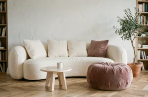 Salon scandinave avec canapé bouclé arrondi et pouf gonflé dans la tendance déco chubby